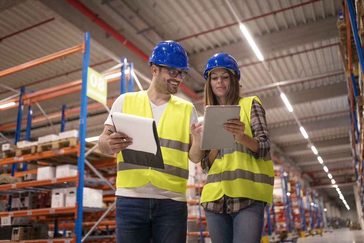 Personal de operaciones revisando la distribución en una tablet